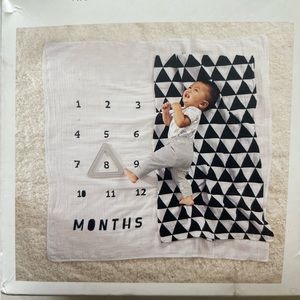 Cloud Island Muslin Blankets and Frame